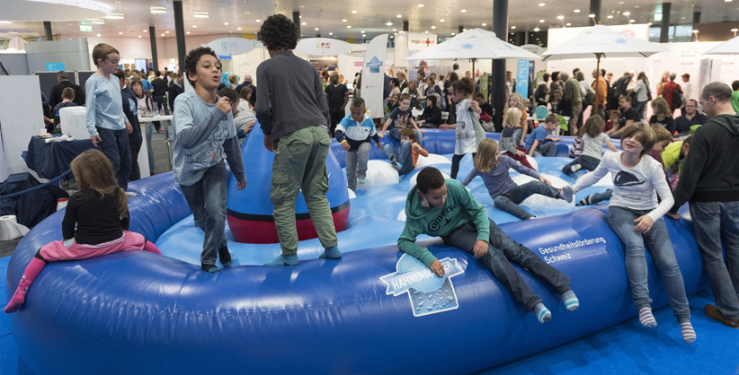Der Einsatz der Hüpfmatte muss aus Sicherheitsgründen von einer Person begleitet werden. Bei Regen ist der Einsatz nicht zu empfehlen. 