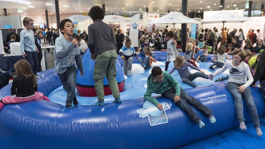 Pour des raisons de sécurité, l'utilisation du trampoline doit être surveillée par un adulte. L'utilisation n'est pas recommandée en cas de pluie. 