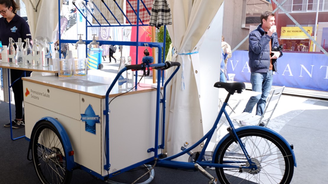 ausschenken Höhe: ca. 2 Meter Gewicht: ca. 100 kg Platzbedarf: ca. 6 m² Installationszeit: ca. 30 Minuten.     Art. 5 «Wasser-Velo»     So funktionierts: Beim Aufdrehen des Wasserhahns fliesst das Trinkwasser in die Karaffen oder Wasserflaschen der Besucherinnen und Besucher.   ausschenken Höhe: ca. 2 Meter Gewicht: ca. 100 kg Platzbedarf: ca. 6 m² Installationszeit: ca. 30 Minuten.     Art. 5 «Wasser-Velo»     So funktionierts: Beim Aufdrehen des Wasserhahns fliesst das Trinkwasser in die Karaffen oder Wasserflaschen der Besucherinnen und Besucher.