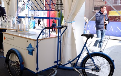 ausschenken Höhe: ca. 2 Meter Gewicht: ca. 100 kg Platzbedarf: ca. 6 m² Installationszeit: ca. 30 Minuten.     Art. 5 «Wasser-Velo»     So funktionierts: Beim Aufdrehen des Wasserhahns fliesst das Trinkwasser in die Karaffen oder Wasserflaschen der Besucherinnen und Besucher.   ausschenken Höhe: ca. 2 Meter Gewicht: ca. 100 kg Platzbedarf: ca. 6 m² Installationszeit: ca. 30 Minuten.     Art. 5 «Wasser-Velo»     So funktionierts: Beim Aufdrehen des Wasserhahns fliesst das Trinkwasser in die Karaffen oder Wasserflaschen der Besucherinnen und Besucher.